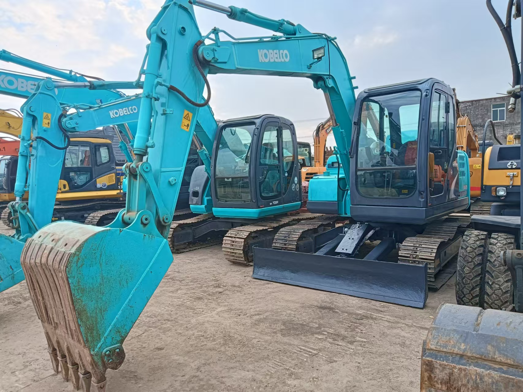 Used KOBELCO SK75 small size excavator with high quality for sale