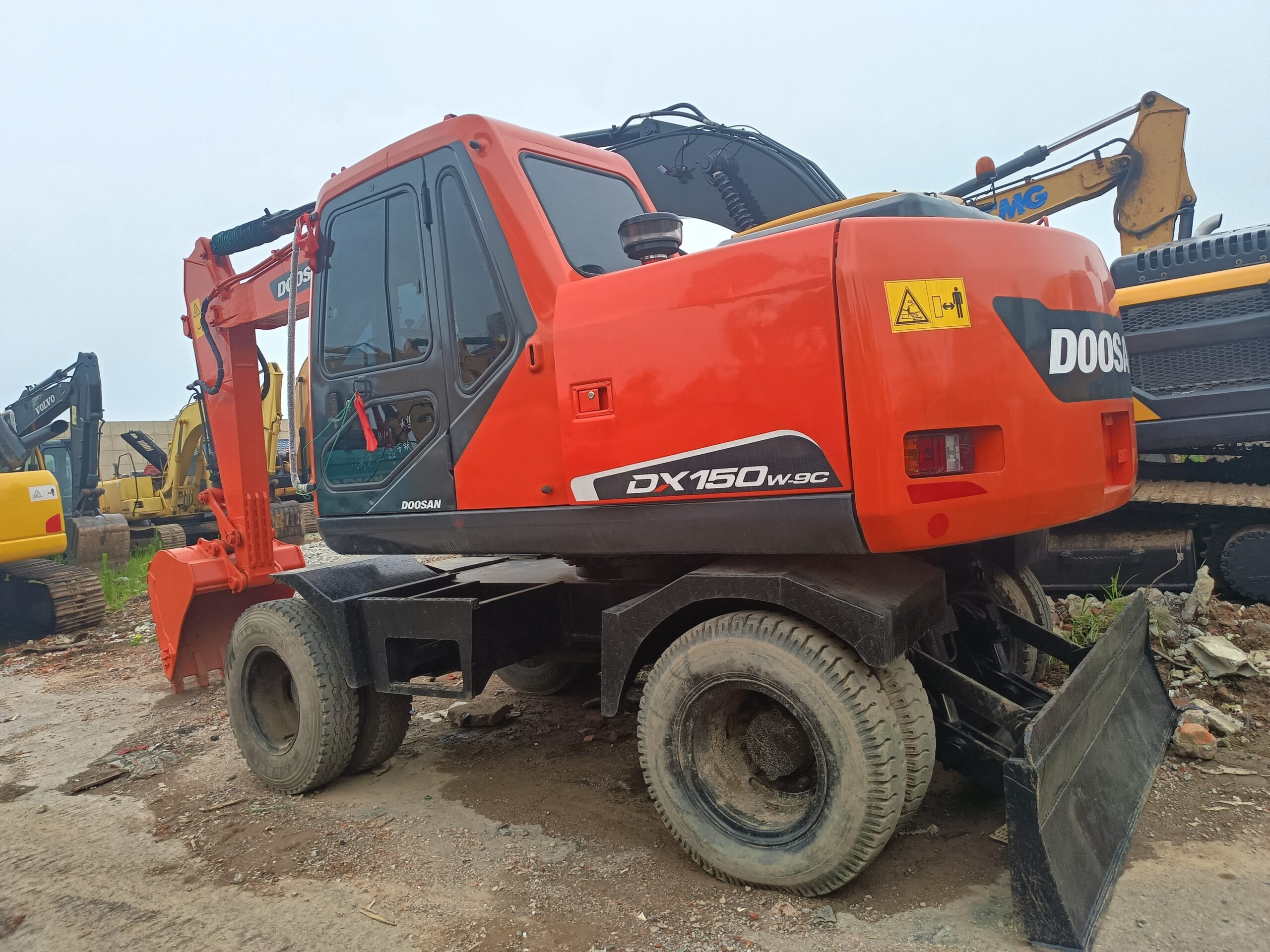 Used DOOSAN DX150W wheeled excavator with excellent performance for sale