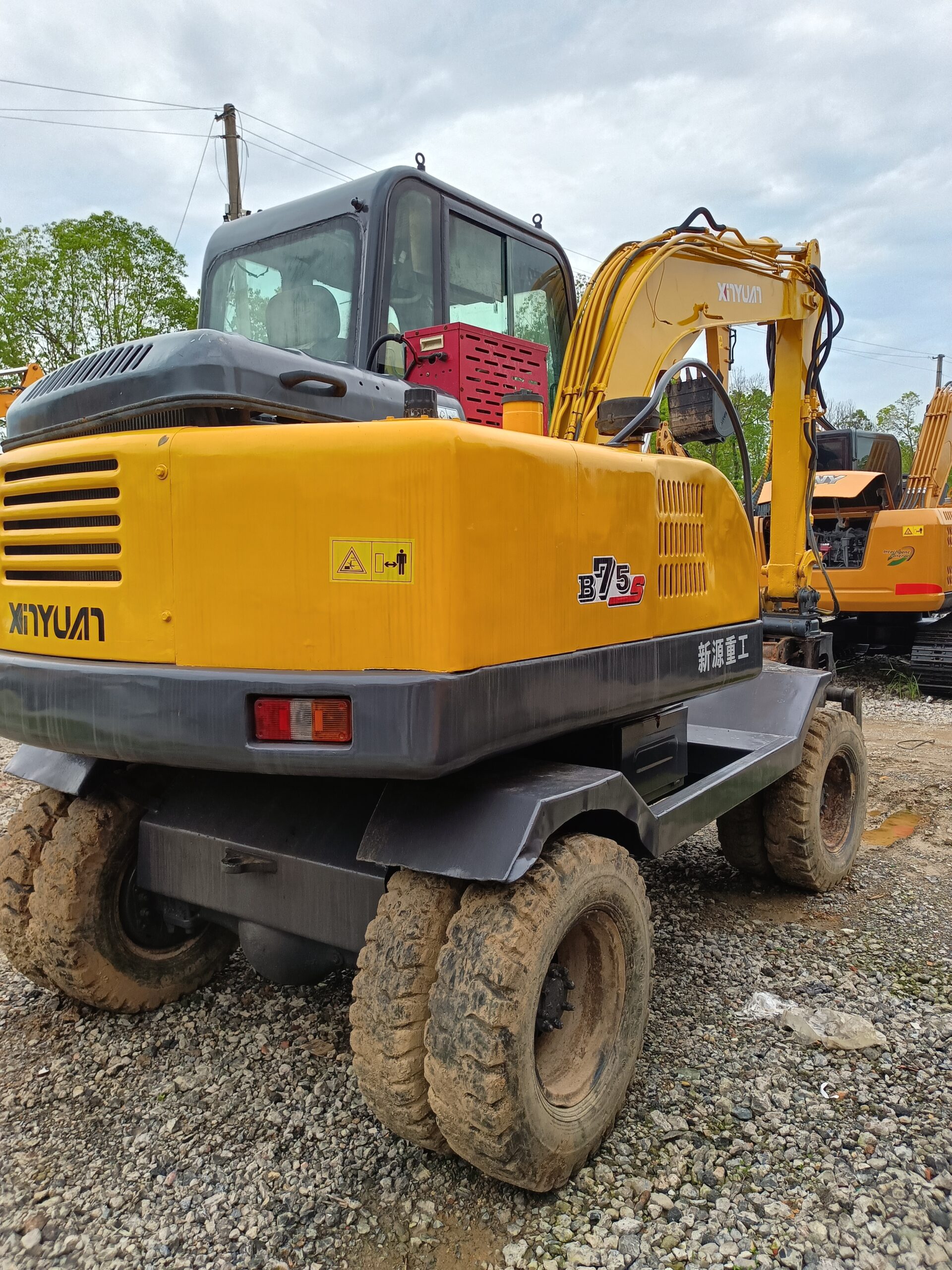 Used XINYUAN B75 wheeled excavator small size cost-effective excavator for sale