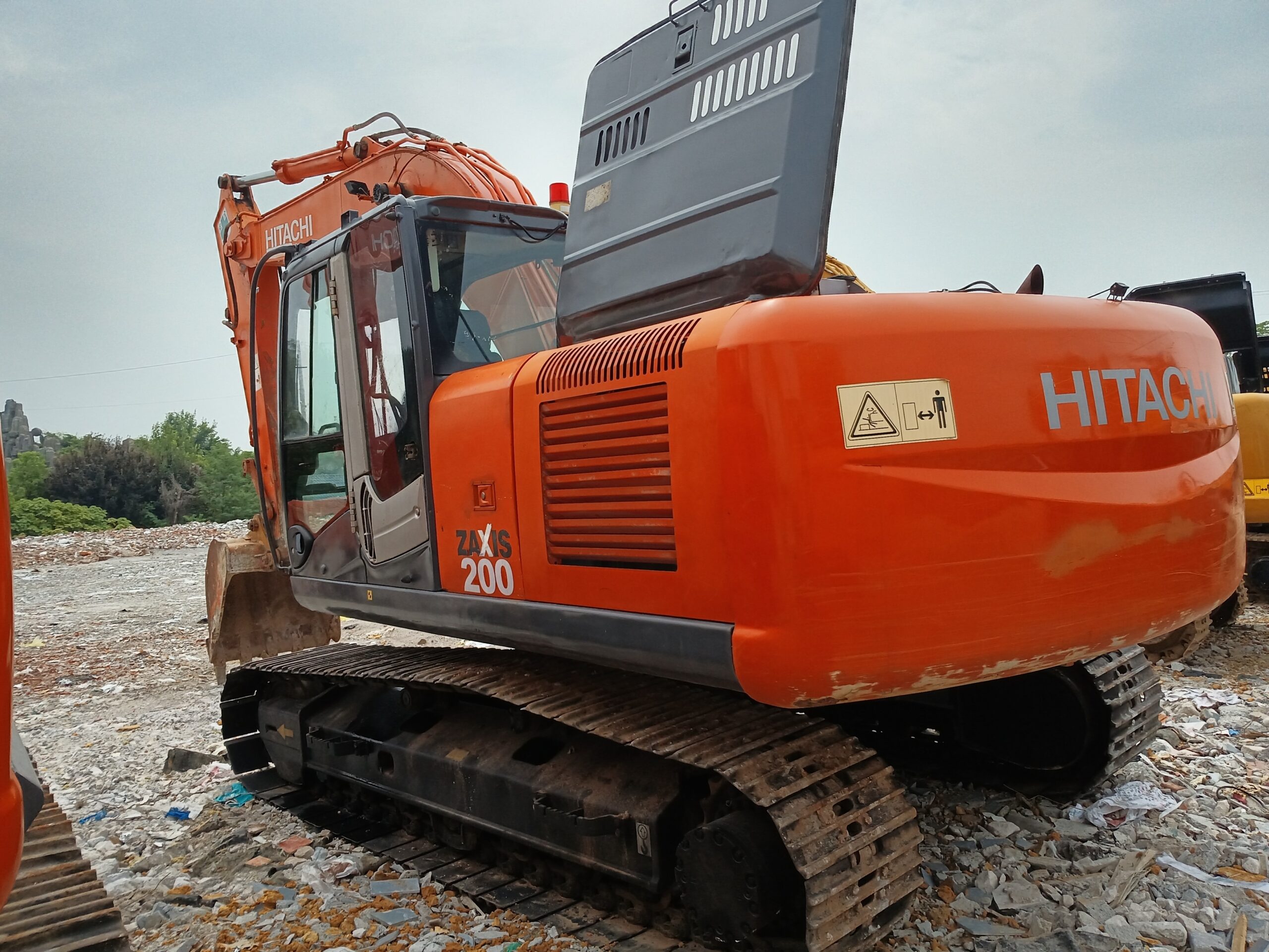 Used HITACHI ZX200 20tons hydraulic Japanese excavator in cheap price for sale