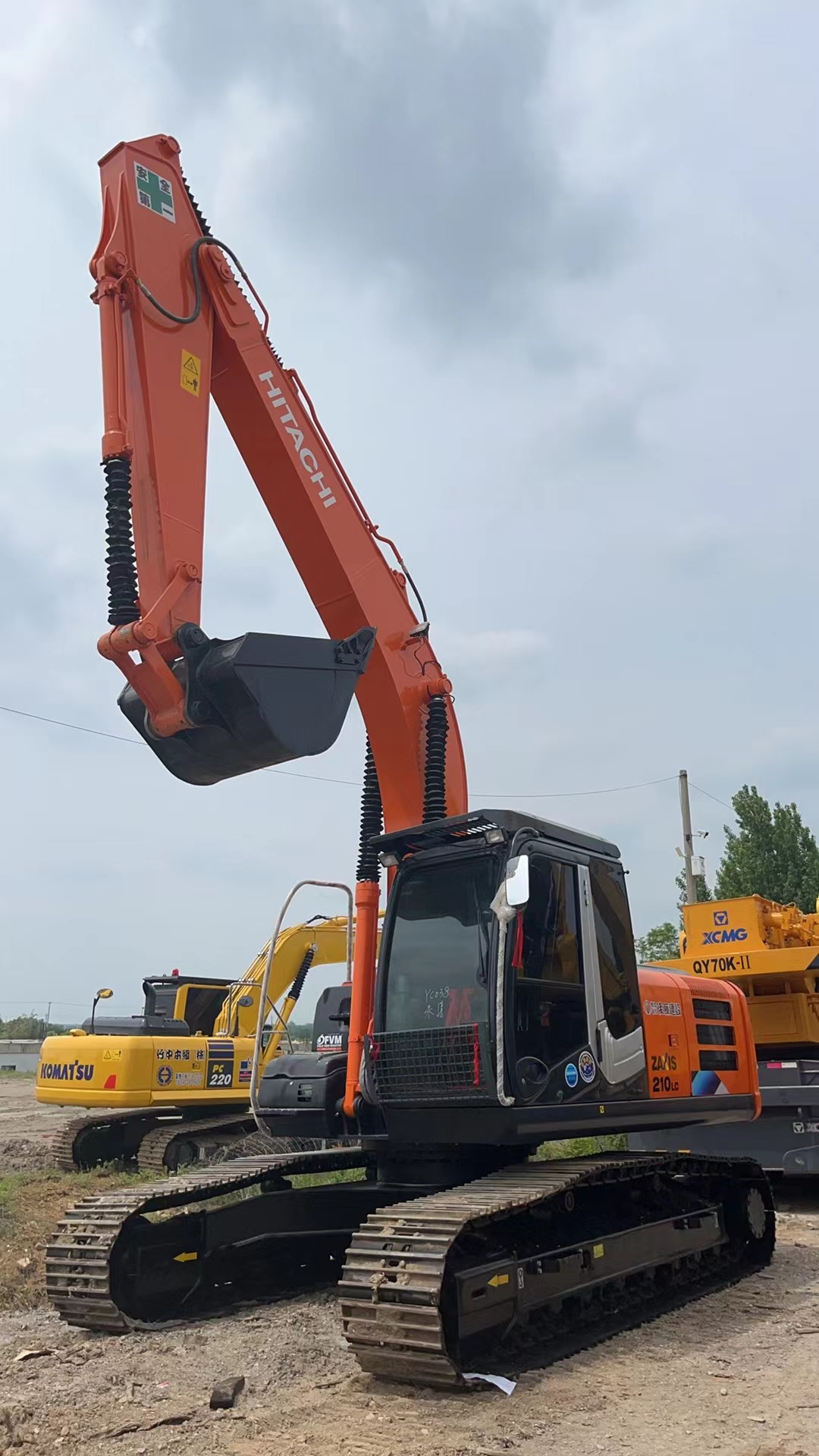 Used HITACHI ZX210 excavator powerful HITACHI machine for sale