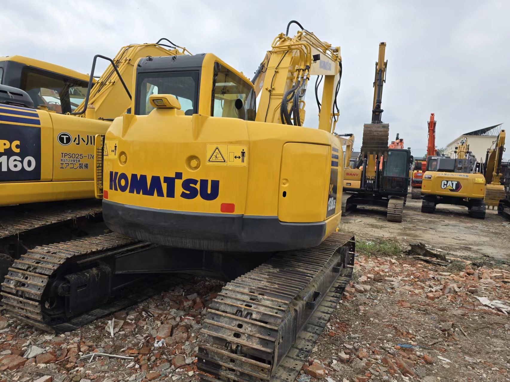 Used KOMATSU PC128US round rail excavator pc128US original engine for sale