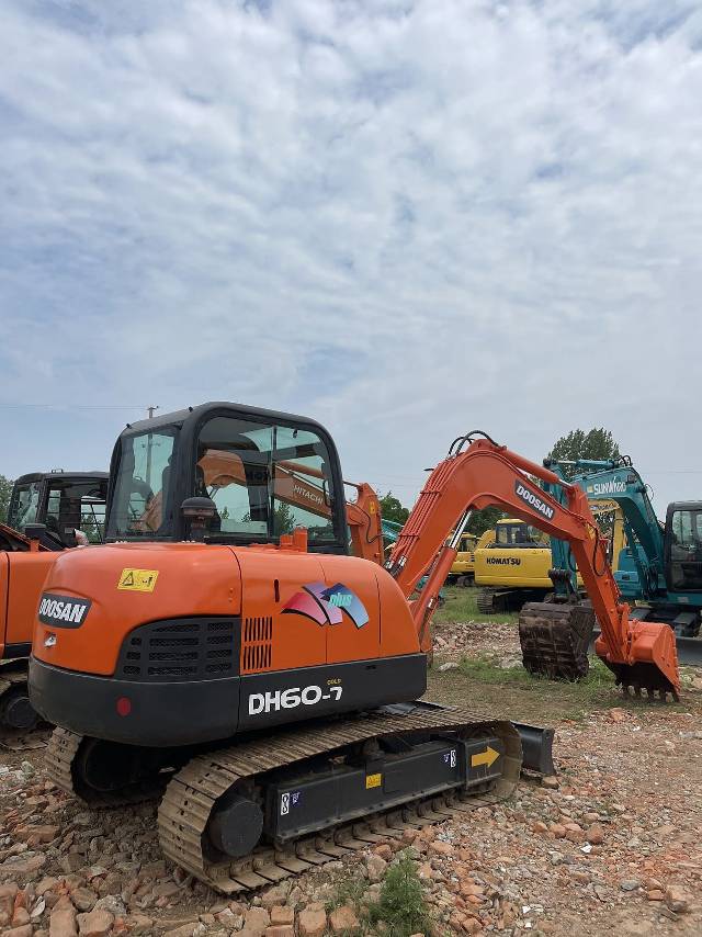 Used DOOSAN DH60 6tons original condition excavator for sale