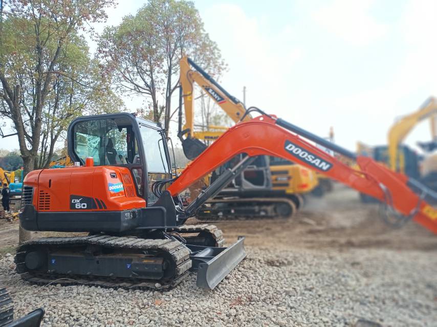 Used DOOSAN DX60 6tons small-size excavator in good condition for sale