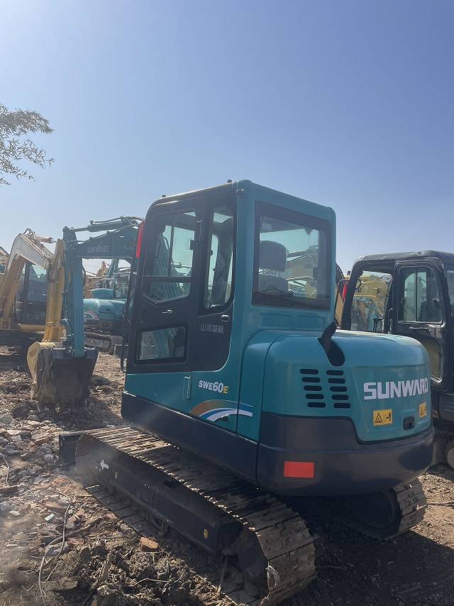 Used SUNWARD SWE60 6tons small size excavator in cheap price for sale