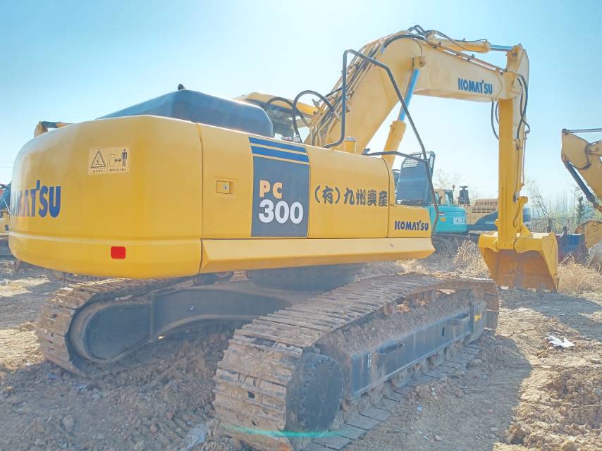 Used KOMATSU PC300 30tons large-size excavator for sale