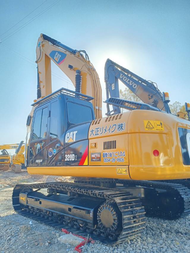 Used CAT320D2 made in Japan 20tons CATERPILLAR excavator for sale