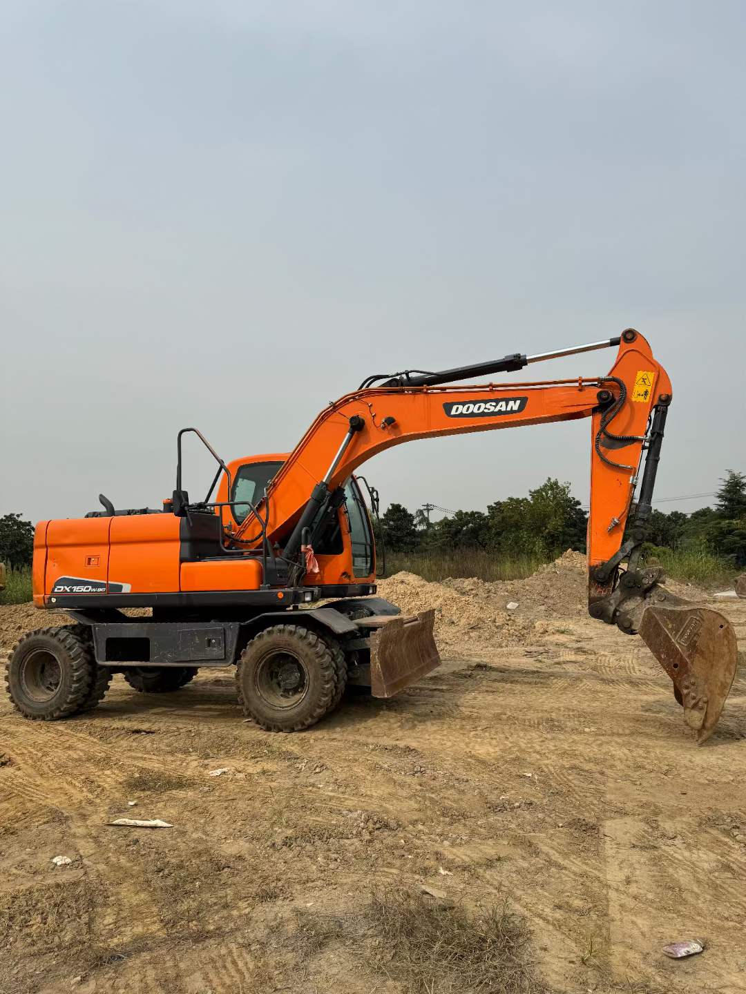 Used DOOSAN DX150 15tons Korean wheeled excavator for sale