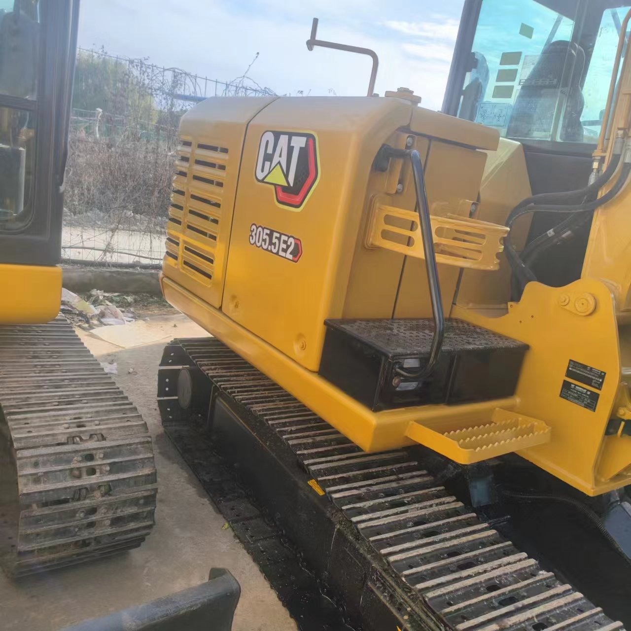 Used CATERPILLAR CAT305.5E2 almost 95% new CAT excavator for sale