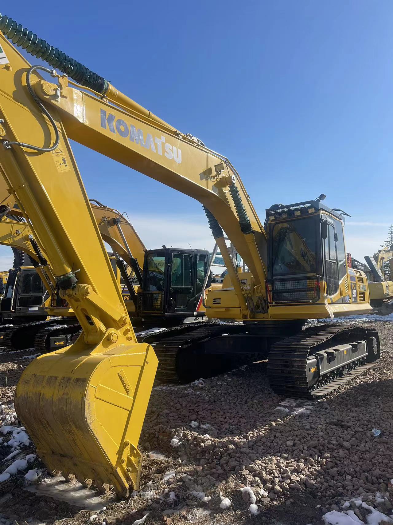 Used KOMATSU PC210 21tons large-size excavator in stock for sale