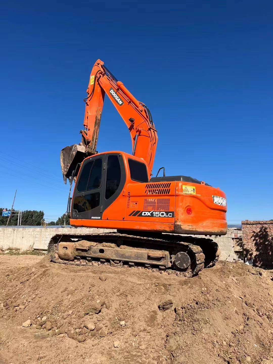 Used DOOSAN DX150 tracked excavator in original condition excavator for sale