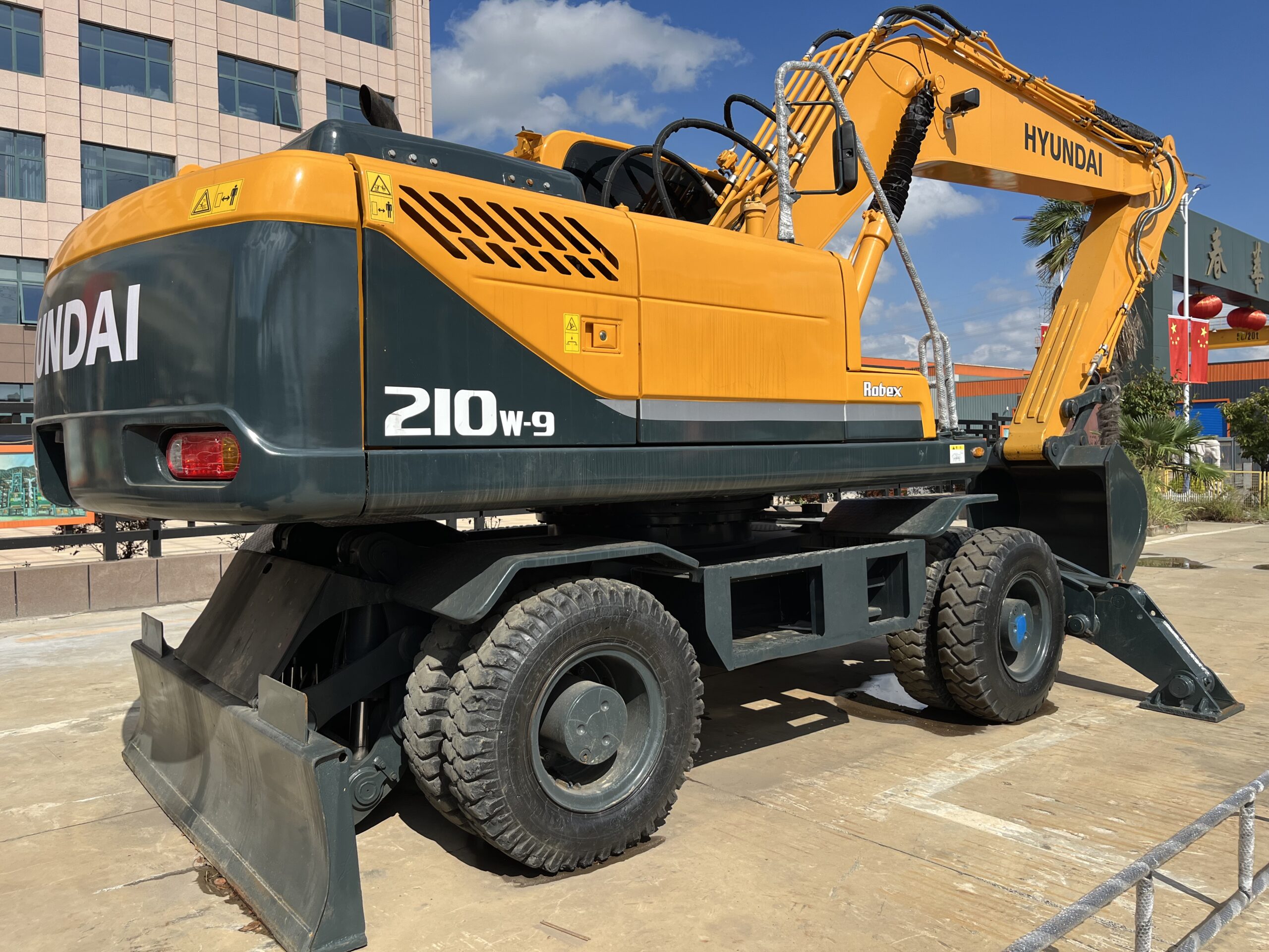 Gebruikte HYUNDAI R210W graafmachine met meerdere aanbouwdelen te koop