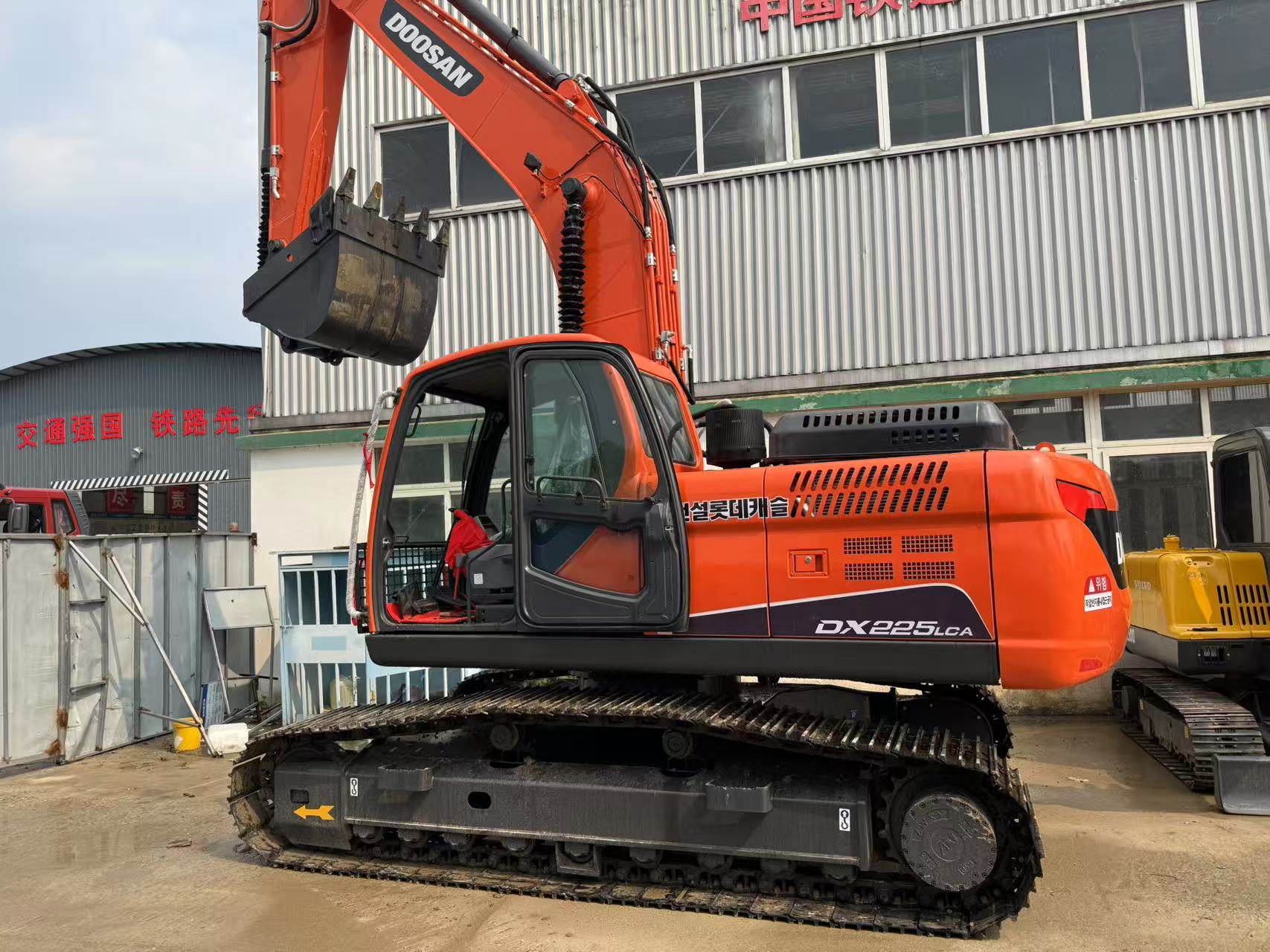 Satılık yüksek kalitede kullanılmış DOOSAN DX225LC ekskavatör