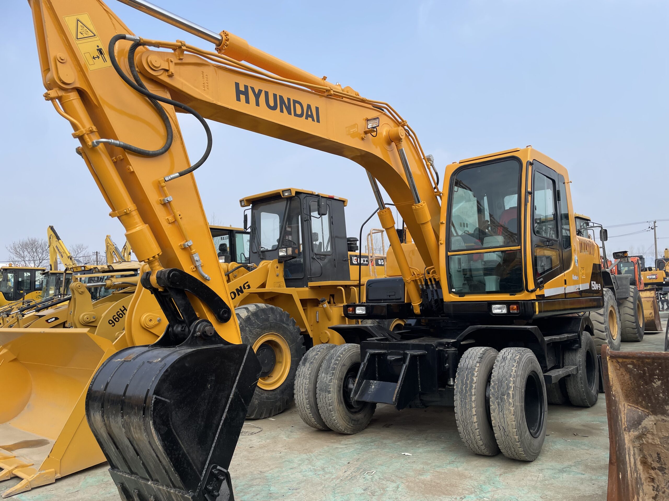 Gebruikte HYUNDAI R150W met wielgraafmachine te koop