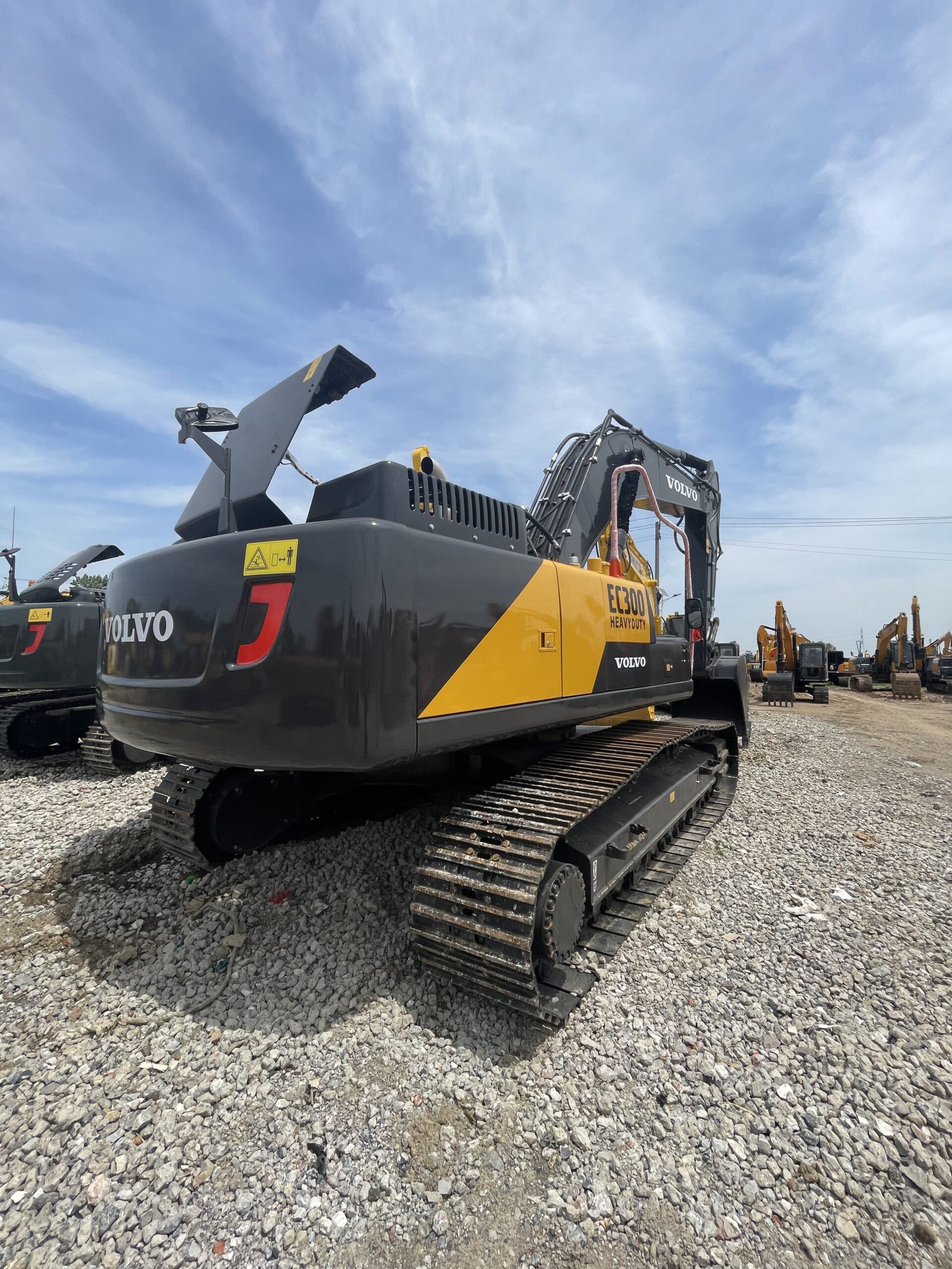 حفارة VOLVO EC300 مستعملة بحالة مختلفة للبيع